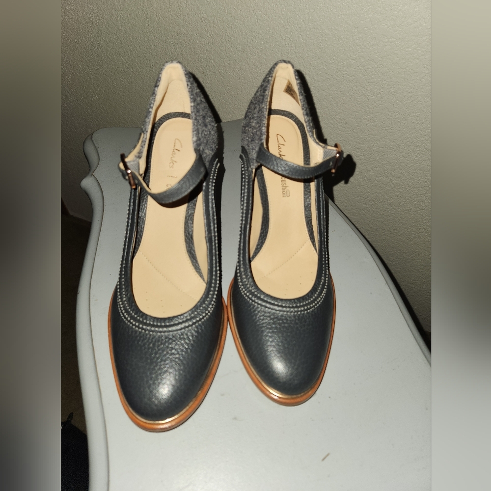 Clarks Drk blue and Tan Mary Jane Pumps